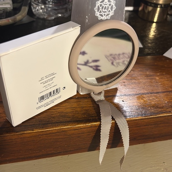 Burberry Beige Compact Mirror with Ribbon! LIMITED EDITION! New in Box! - Picture 6 of 6